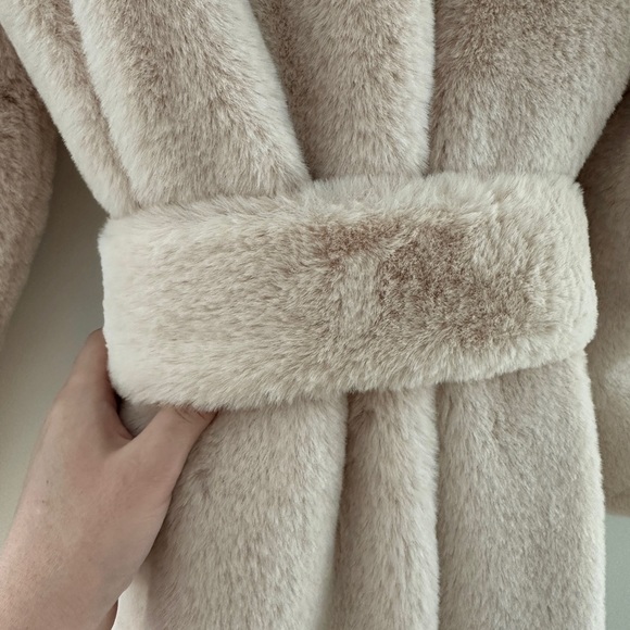 ASOS DESIGN plush faux fur longline maxi with belt in cream - Picture 5 of 13